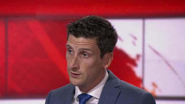 Repórter perde conexão com estúdio e reclama do emprego ao vivo