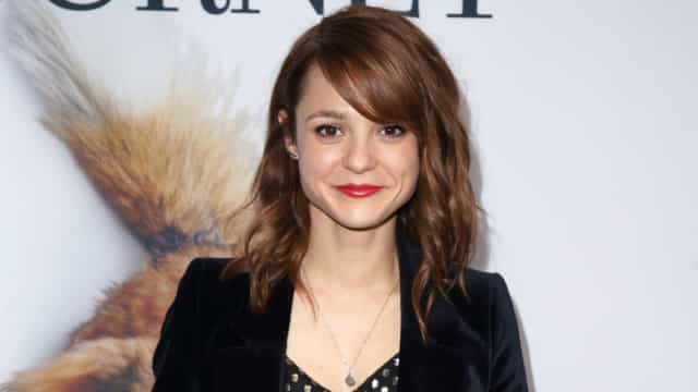 Atriz de ‘Skins’ está em estado grave após ser atropelada por caminhão