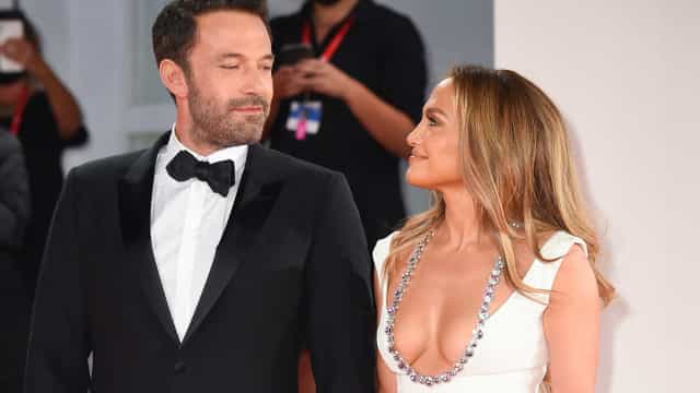 Ben Affleck empurra fã que tenta aproximar-se de Jennifer Lopez