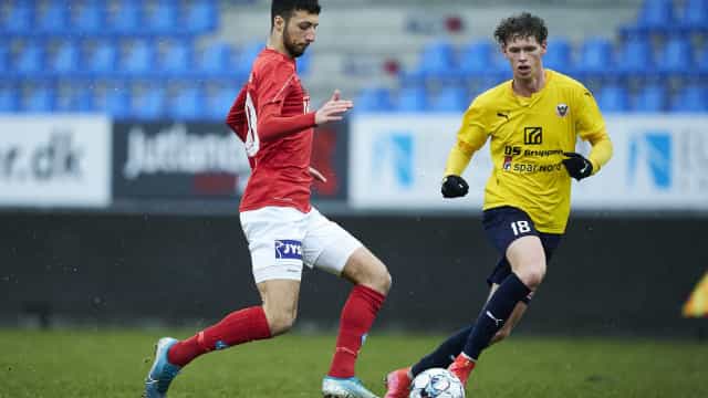 Jogador sofre mal súbito em campo e partida na Dinamarca é suspensa