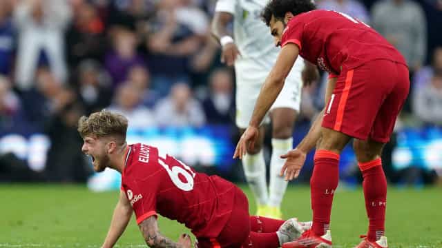 Strujik, do Leeds United, dá entrada dura e quebra perna de Elliott, do Liverpool