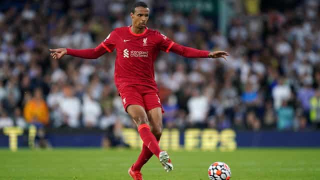 Liverpool vence Leeds em jogo com lesão feia de Elliott e cola na ponta do Inglês