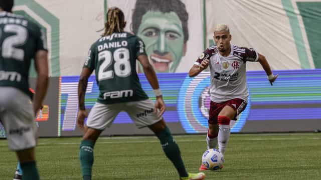 Flamengo vence Palmeiras de virada e se aproxima dos líderes do Brasileirão