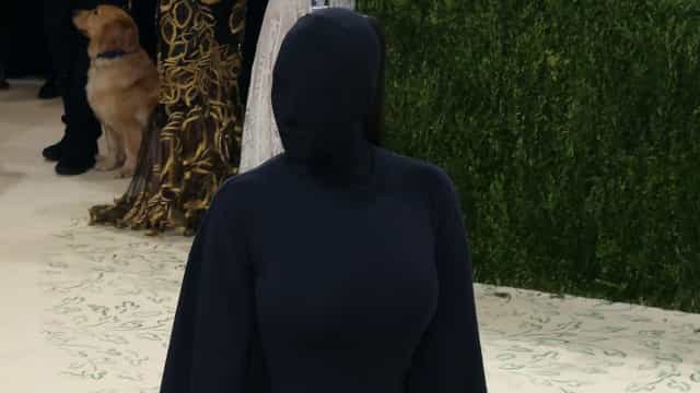 Com o rosto coberto e de preto dos pés à cabeça, Kim Kardashian vira meme