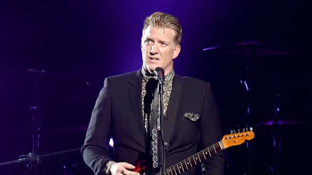 Josh Homme do Queens of the Stone Age acusado de agredir a família