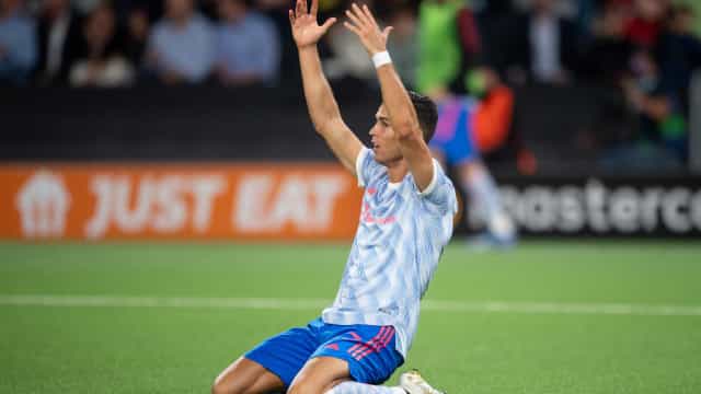 Cristiano Ronaldo bate recorde e faz gol, mas Manchester United perde na estreia