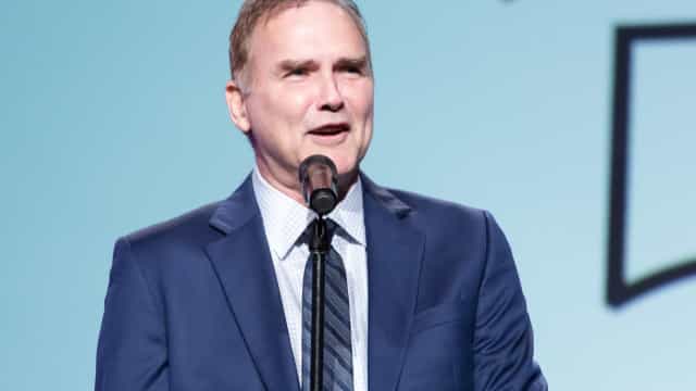 Norm MacDonald, comediante de Saturday Night Live, morre aos 61 anos