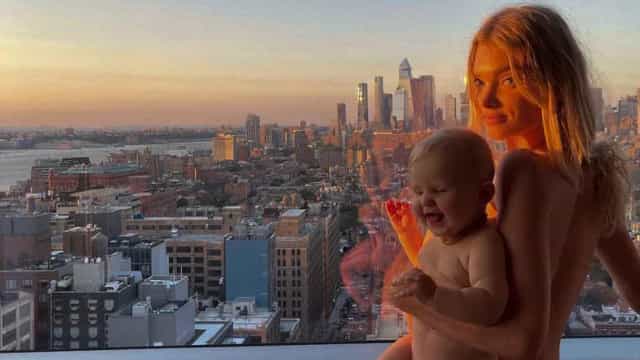 Modelo Elsa Hosk e filha de sete meses posam sem roupa
