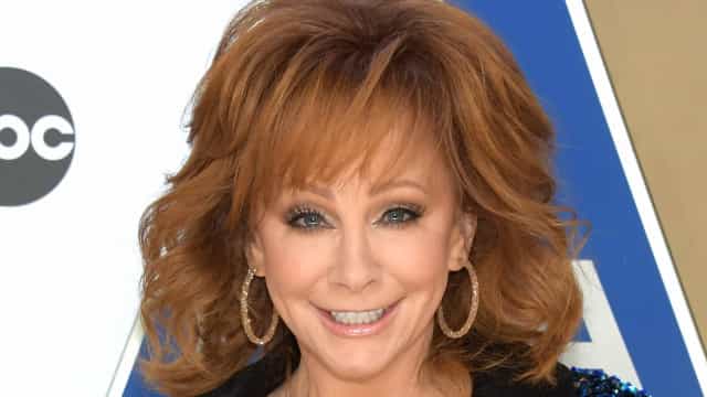 Cantora Reba McEntire resgatada após desabamento de escadas de prédio