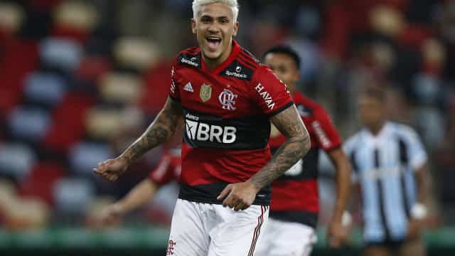 Com dois de Pedro, Flamengo derrota Grêmio e avança na Copa do Brasil