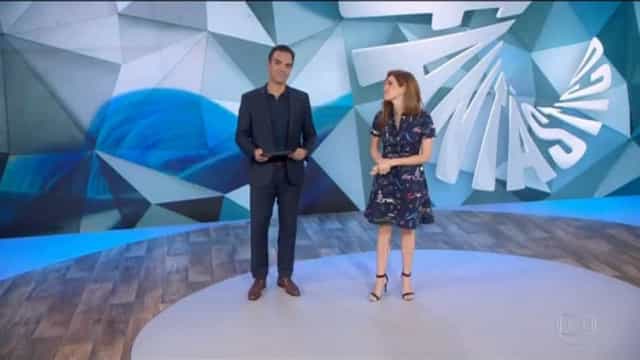 Tadeu Schmidt e Poliana dizem se entender no olhar e que Fantástico não envelhece