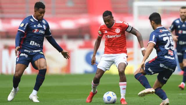 Edenílson marca nos acréscimos, Internacional bate Fortaleza e assume o 6º lugar