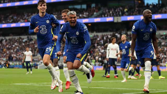 Chelsea bate Tottenham em dia de emoção e homenagens a Jimmy Greaves e vira líder