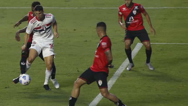 São Paulo alivia pressão e respira no Brasileirão com vitória sobre Atlético-GO