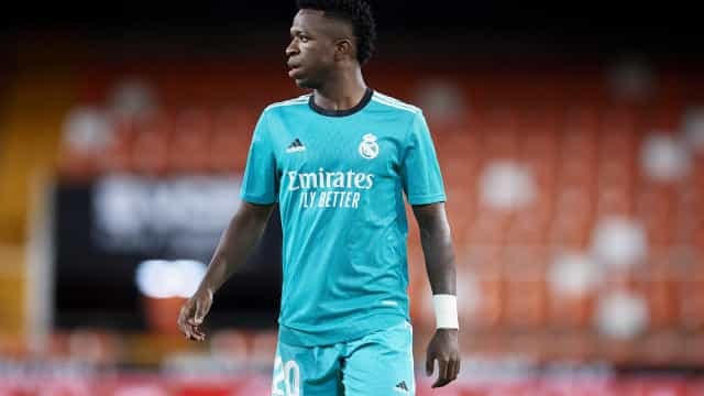 Vinicius Jr brilha, Real Madrid vira sobre Valencia e assume a ponta do Espanhol