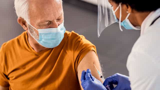 Pasta da Saúde anuncia ampliação da dose de reforço para adultos acima de 60 anos