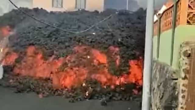 No caminho até ao mar, lava do vulcão nas Canárias vai engolindo casas