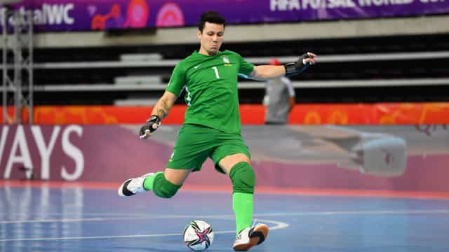 Melhor goleiro do mundo, brasileiro Guitta destaca evolução do futsal no Mundial