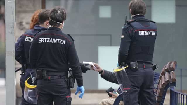 Homem é preso após atirar álcool gel e atear fogo em colega no País Basco