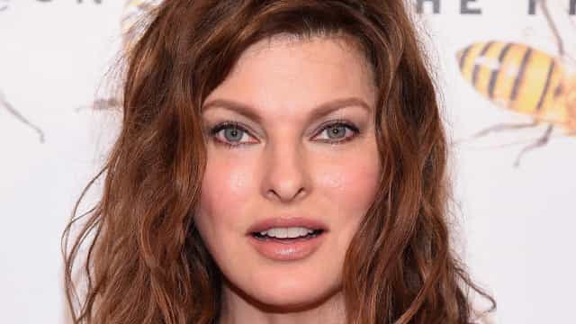 Linda Evangelista diz que ficou "desfigurada" devido a cirurgia estética