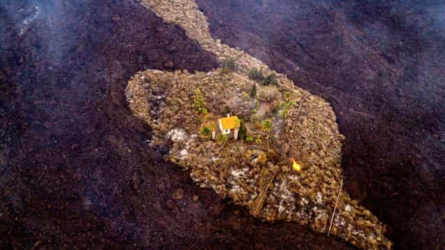Casa escapa ‘por milagre’ a lava do vulcão Cumbre Vieja em La Palma