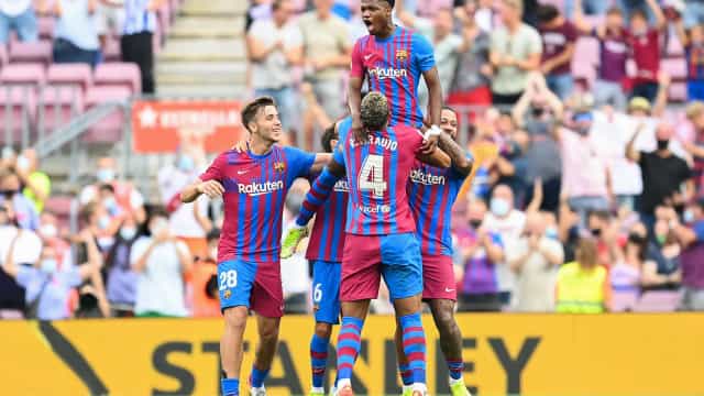 Barcelona bate Levante com 1º gol de Luuk de Jong e volta triunfal de Ansu Fati