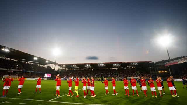 Freiburg vence Augsburg em despedida de estádio, emociona torcida e segue invicto