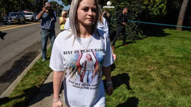 Centenas de pessoas no ‘último adeus’ a Gabby; suspeito continua foragido