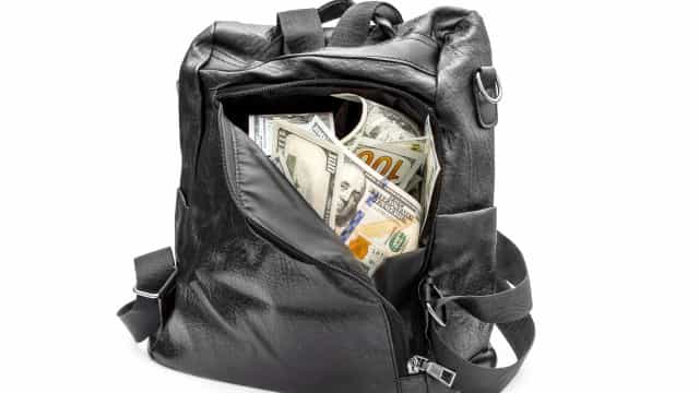 Cliente esquece mochila com R$ 240 mil em restaurante, e garçom a devolve ao dono