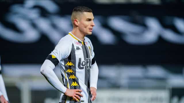 Uefa denuncia jogador de time grego por tatuagem ‘controversa’