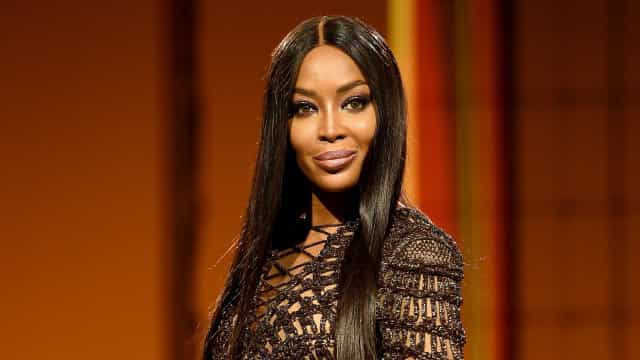 Aos 51 anos, Naomi Campbell brilha no desfile da Balmain em Paris