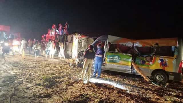 Acidente envolvendo caminhão, ônibus e van deixa 12 mortos e 17 feridos na Bahia