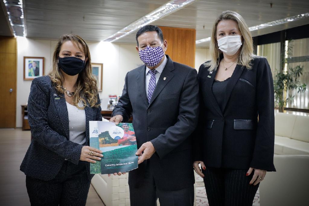 Sema apresenta redução de 21% no desmatamento em MT ao vice-presidente Mourão