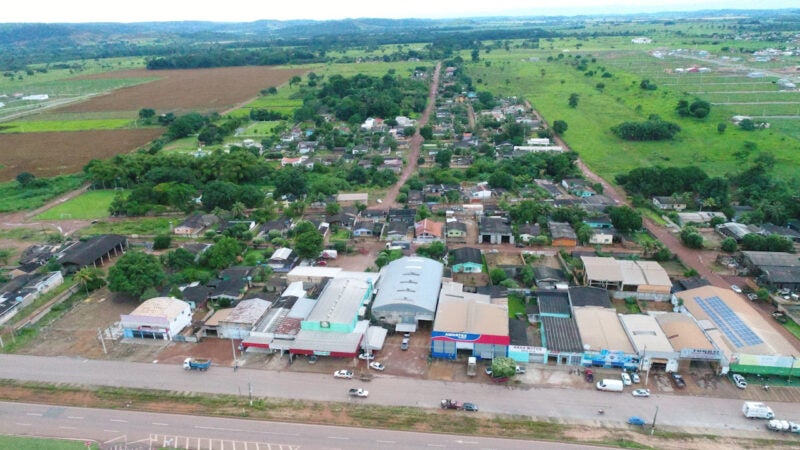 O Prefeito Érico Stevan destaca a luta e empenho da ex-vereadora Maria Socorro para titulação dos Bairros Cristo Rei e Ouro Verde em Guarantã do Norte