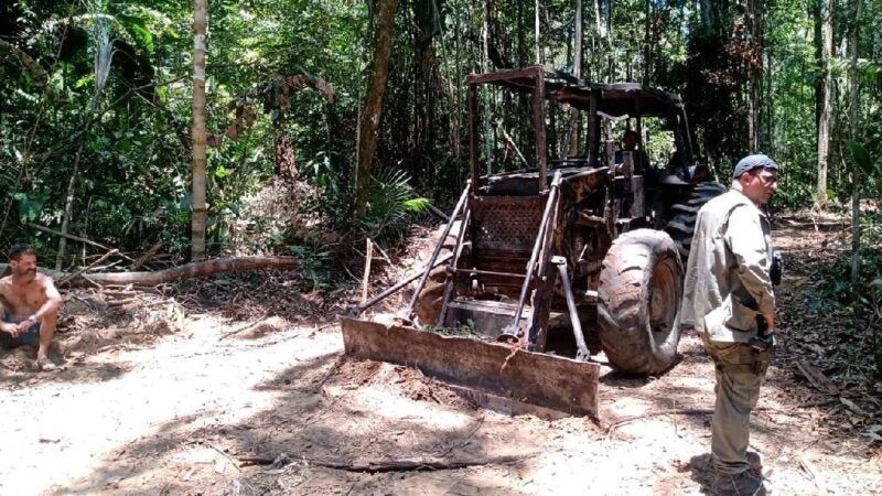 Sema impede extração ilegal de madeira e apreende máquinas em Área de Proteção Integral