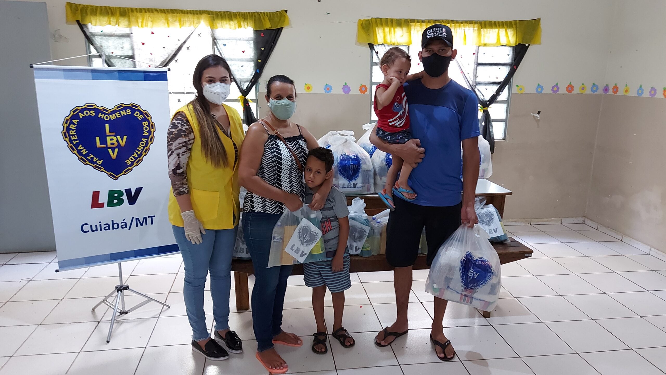 Voluntários distribuem mais de 3 toneladas de doações para famílias em situação de insegurança alimentar grave em Cuiabá