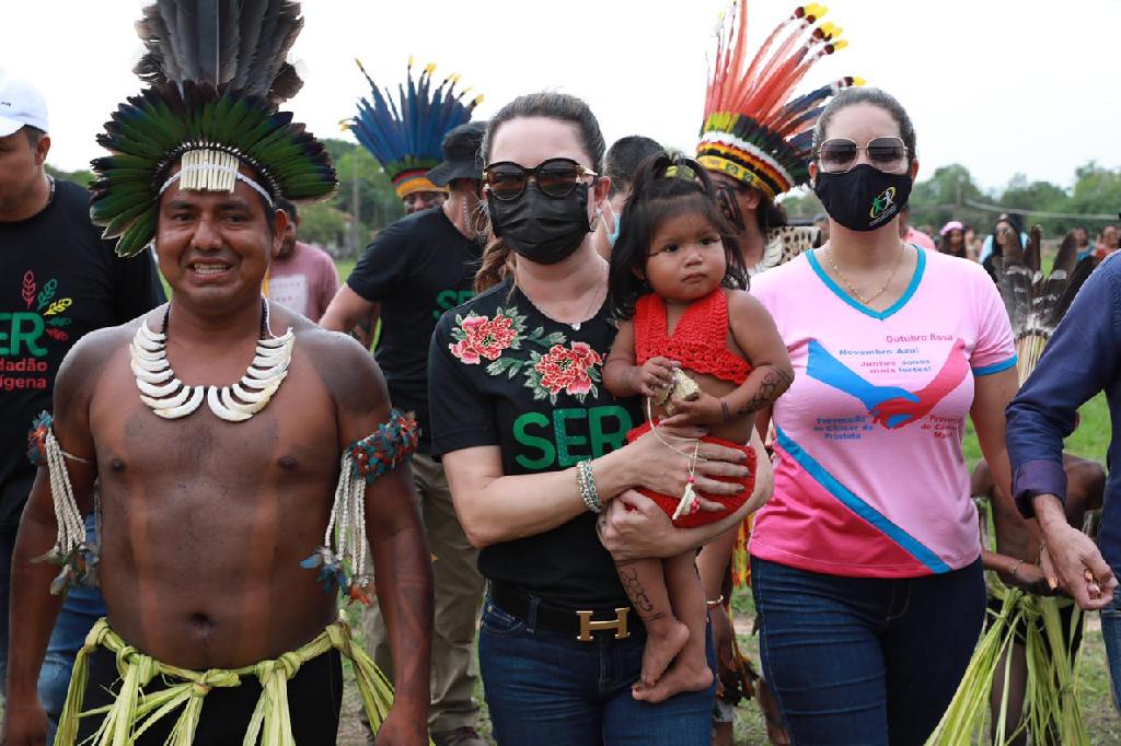Primeira-dama entrega cestas básicas em comunidades indígenas de Barra do Bugres