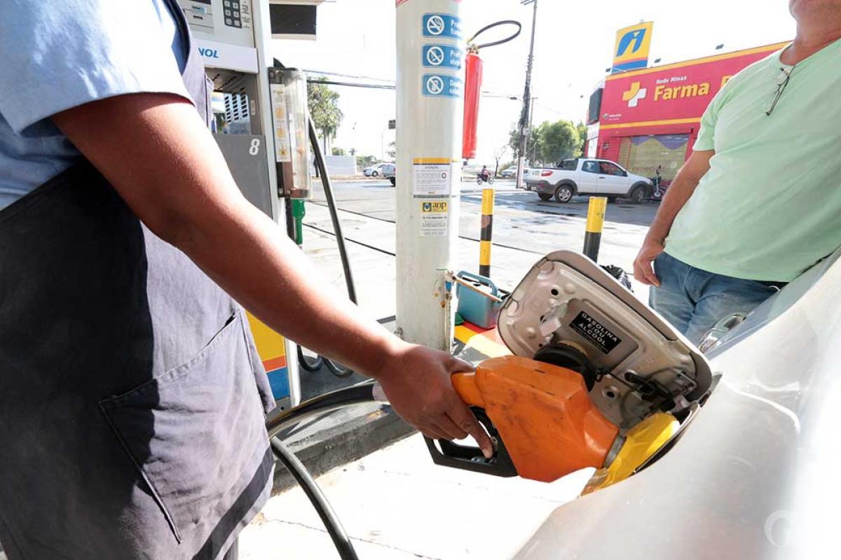 Preço do combustível aumenta 54% em 12 meses no estado