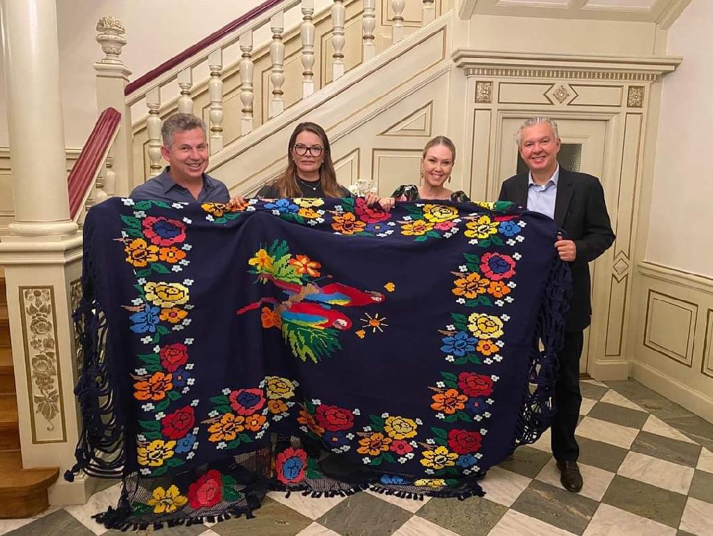 Primeira-dama Virginia Mendes apresenta artesanato mato-grossense a casal de embaixadores na Dinamarca