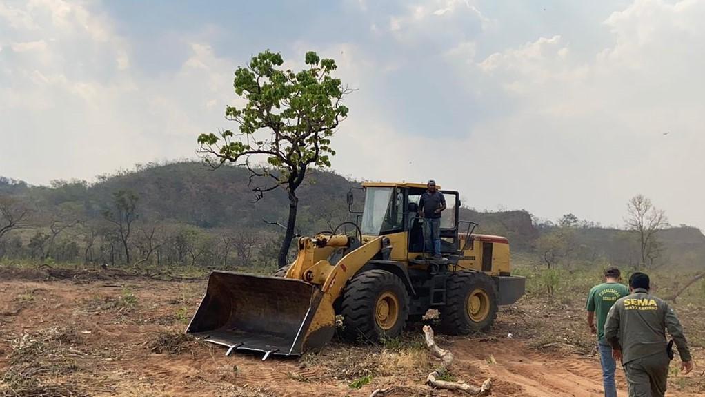 Sema apreende máquinas e multa propriedade de Alto Araguaia em R$ 443 mil