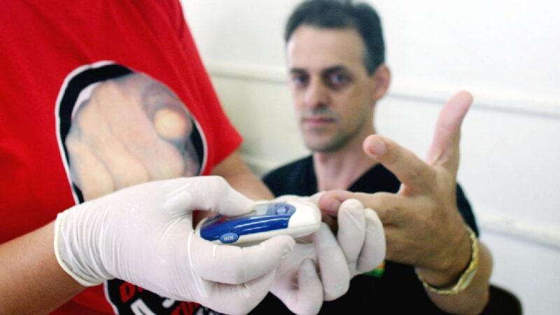Profissionais da saúde podem se inscrever em curso para aplicação de insulina em paciente com diabetes