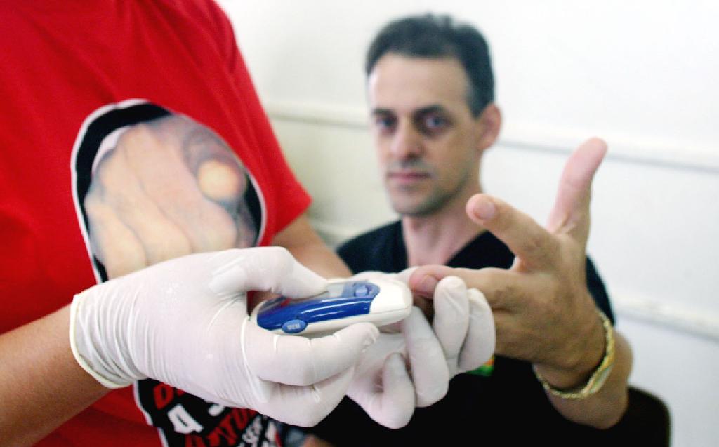 Profissionais da saúde podem se inscrever em curso para aplicação de insulina em paciente com diabetes