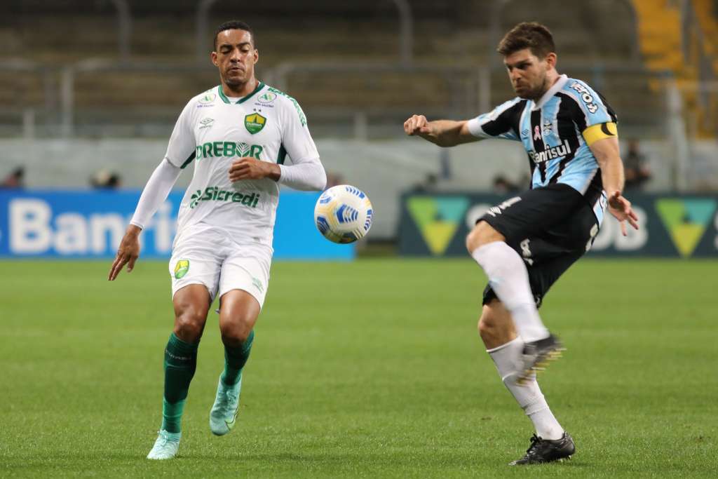 Alisson marcou os dois gols do time gaúcho, enquanto Max e Marllon balançaram as redes para o Dourado