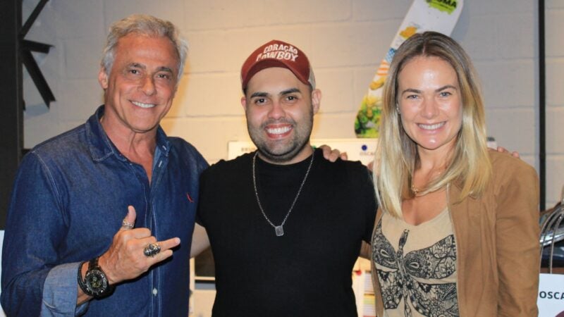 Ator Oscar Magrini e Thaís Pacholek experimentam figurinos para a gravação do Filme Sistema Bruto