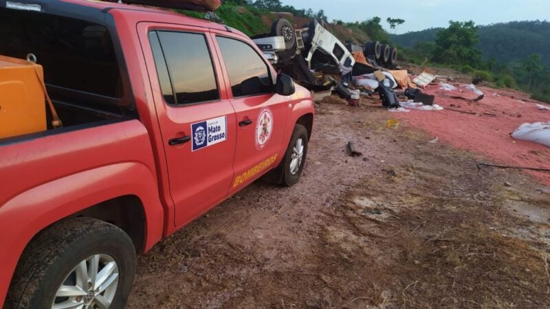 Motorista de carreta fica preso às ferragens e morre em acidente na serra do cachimbo