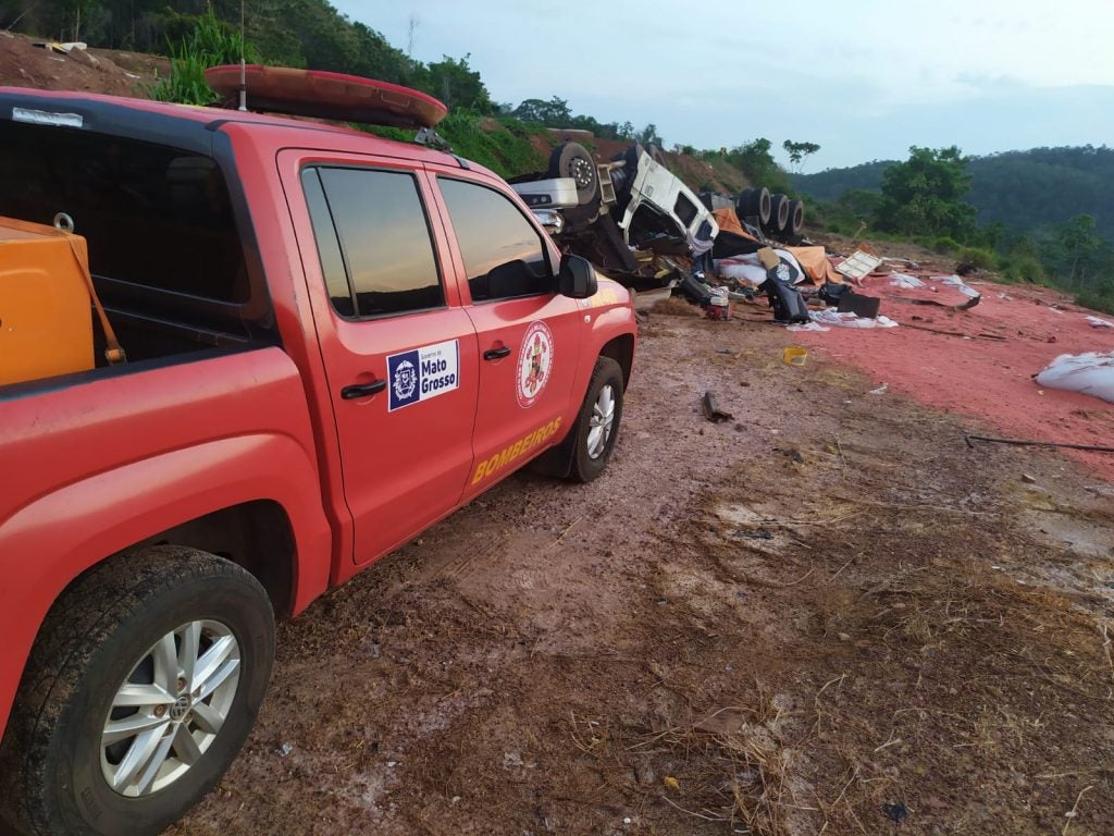 Motorista de carreta fica preso às ferragens e morre em acidente na serra do cachimbo