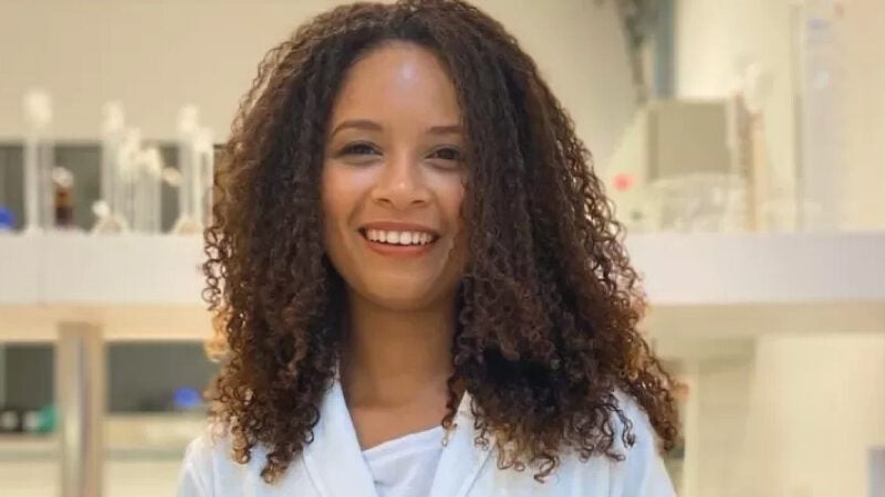 Cientista que estudou com livros do lixo pesquisa tratamento para asma