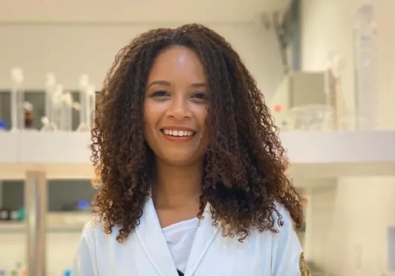 Cientista que estudou com livros do lixo pesquisa tratamento para asma