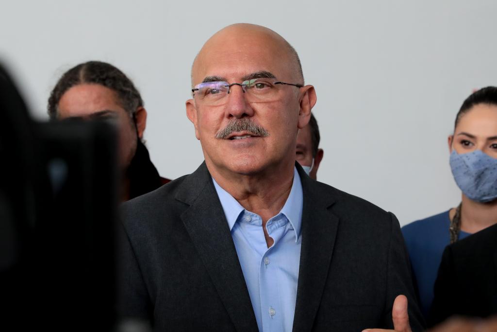 Ministro visita escola estadual: “Fiquei impressionado; não deve em nada para qualquer particular”