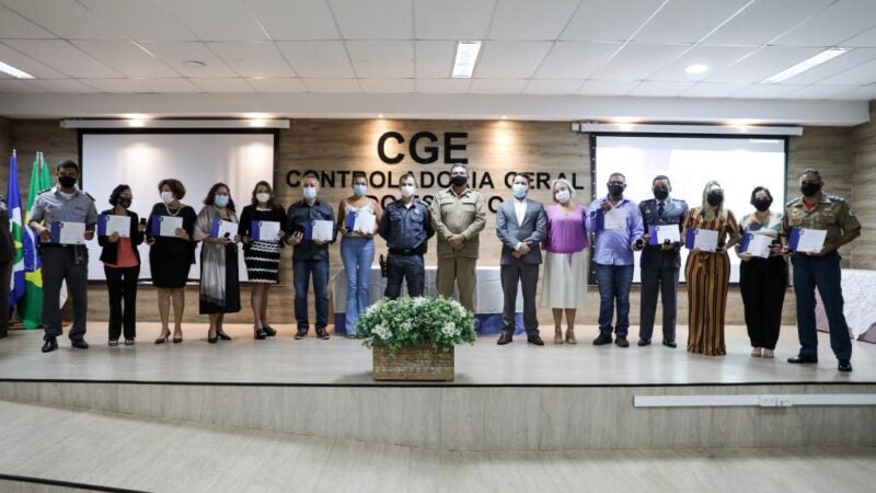 Servidores recebem homenagem por 25 anos de serviço prestado ao Estado